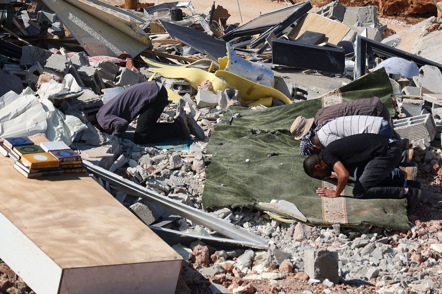 Palestinians pray on the ruins of demolished mosque in Nablus