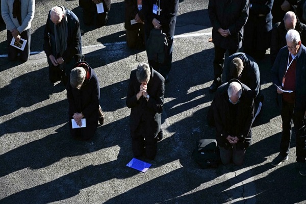 French Bishops Kneel in Penance for Decades of Church Abuse