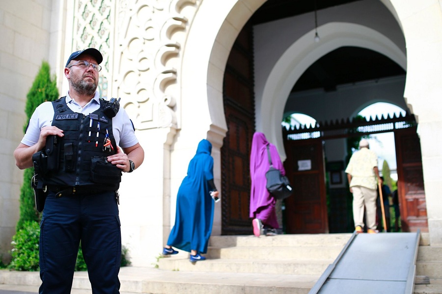 In this file photo, a police officer stands guard as people enter the Grand Mosque of Paris, Paris, France, May 27, 2017. (AFP Photo)