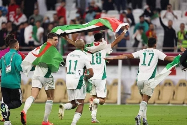 Algerian prayers raise Palestinian flags in match againt 