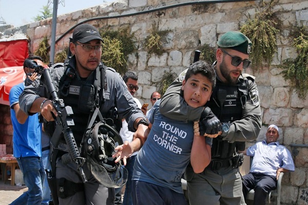Zionist forces detain Palestinian kid