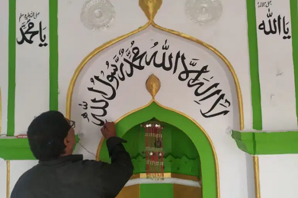 Hindu Calligrapher’s Art Adorns over 200 Mosques in India