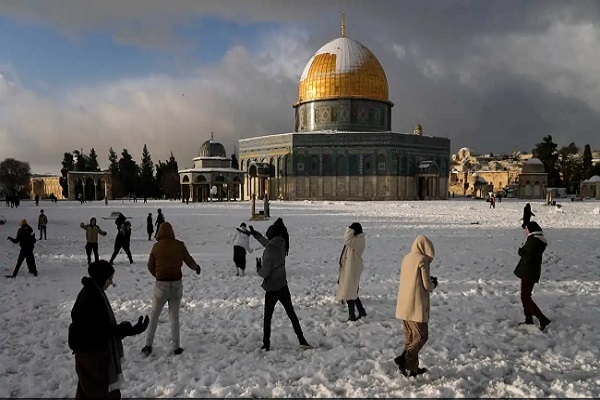 Al-Quds, Al-Aqsa Mosque Blanketed in White after Rare Snowfall  