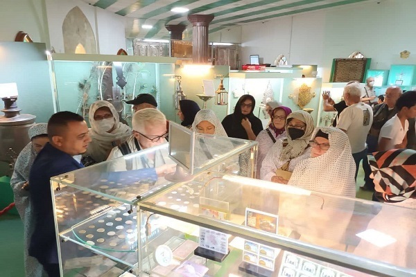 Greek Tourists Visit Imam Hussein Holy Shrine in Karbala