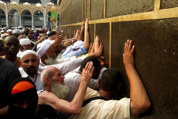 Muslim pilgrims from different ethnic backgrounds touch Islam's holiest shrine, the Kaaba, in holy city of Mecca, Saudi Arabia during 2016 Hajj pilgrimage. (File photo by AFP)