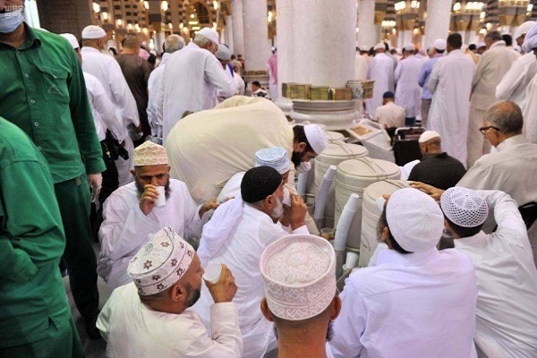 Prophet’s Mosque Worshipers Receive over 2.2 Million Zamzam Bottles in 3 Months  
