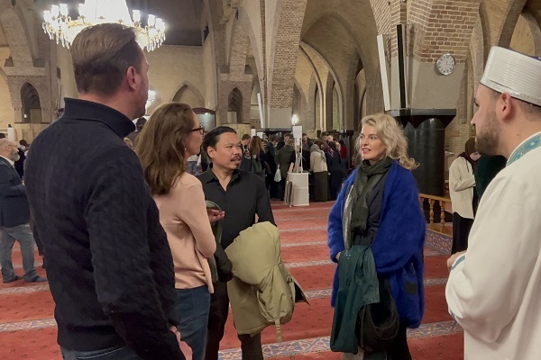Non-Muslims Visit Fatih Mosque in Amsterdam