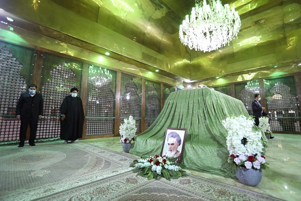 President visits Imam Khomeini mausoleum 