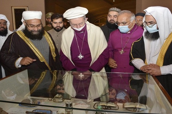 Archbishop of Canterbury visits mosque in Pakistan