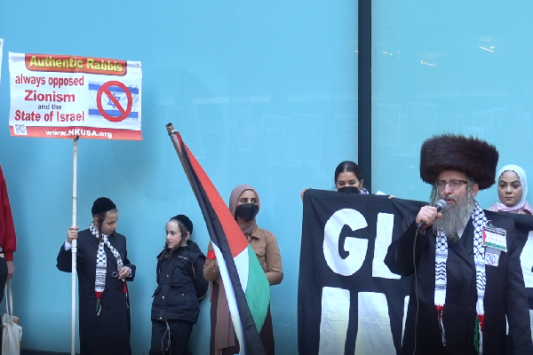 Rabbi Yisroel Dovid Weiss (R) from Neturei Karta International speaking at a pro-Palestinian rally outside the Israeli consulate in New York City, on April 20, 2022. 