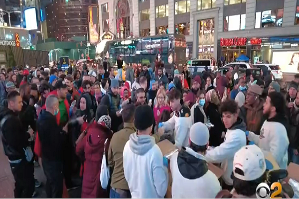 Hundreds in New York’s Times Square Mark Beginning of Ramadan