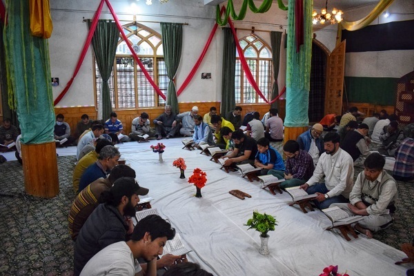 Mosques, Religious Sites Host Ramadan Quranic Circles in Kashmir