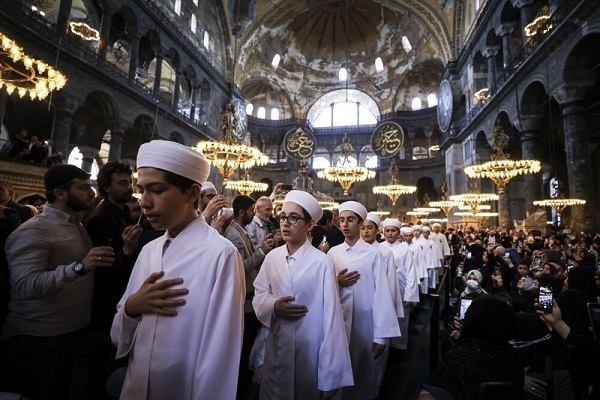  Istanbul’s Hagia Sophia Mosque Hosts Quran Memorizers Graduation Ceremony