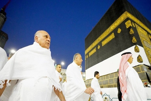 Iraqi PM Performs Umrah during Visit to Saudi Arabia