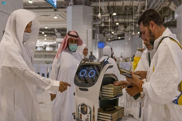 Robots Used to Distribute Quran to Pilgrims at Mecca Grand Mosque