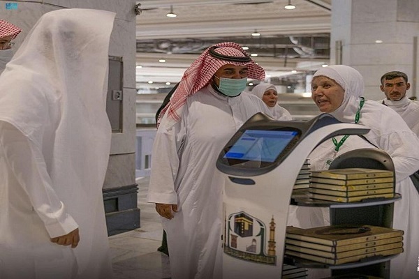 Robots Used to Distribute Quran to Pilgrims at Mecca Grand Mosque