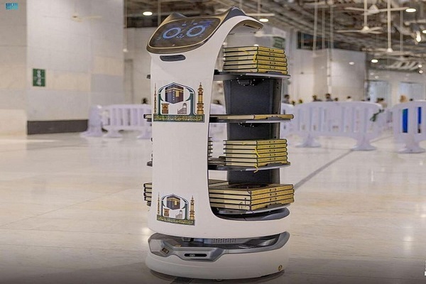 Robots Used to Distribute Quran to Pilgrims at Mecca Grand Mosque