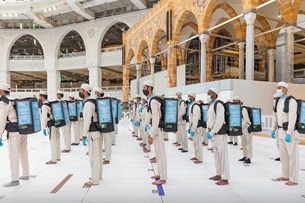 Distribution of Zamzam water in Mecca