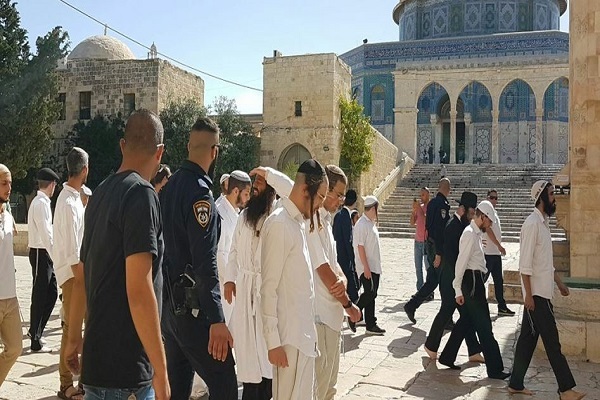 Scores of Zionist Settlers Storm Al-Aqsa Mosque