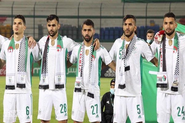 Ahmed Touba (R) wears a Palestine scarf along with his teammates on Algerian National Team before a friendly match against Mauritania in July 2021