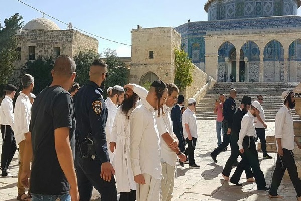 Zionist Settlers Storm Al-Aqsa Mosque under Police Protection