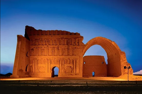 Taq-e Kasra, a Persian monument in Al-Mada’in, now in Iraq, which is the only visible remaining structure of the ancient city of Ctesiphon