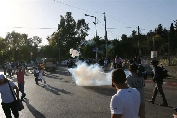 Settlers Attack Palestinians in Al-Quds, Wound over 20