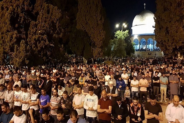 Thousands of Palestinians Attend Fajr Prayers at Al-Aqsa Mosque