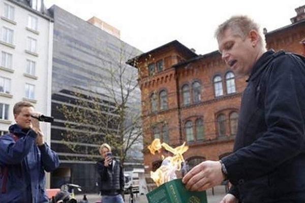 Rasmus Paludan burning a copy of Quran