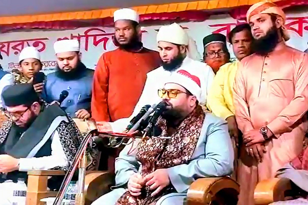 Iranian qari Seyed Javad Hosseini reciting Quran in Bangladesh