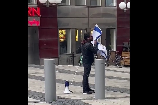 Sweden: Extremist Desecrates Quran While Waving Israeli Flag