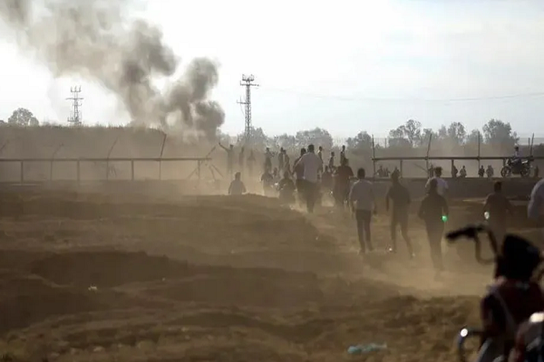 Palestinian fighters at teh Gaza border with the occupied territories