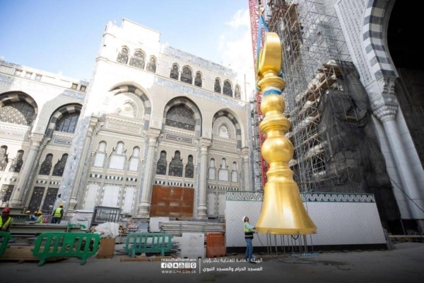 Mecca Grand Mosque: Golden Crescents Installed on Minarets