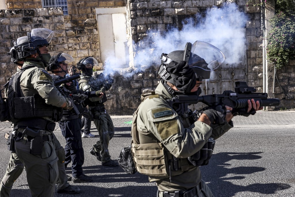 Israeli forces prevent Muslim worshipers from entering al-Aqsa Mosque