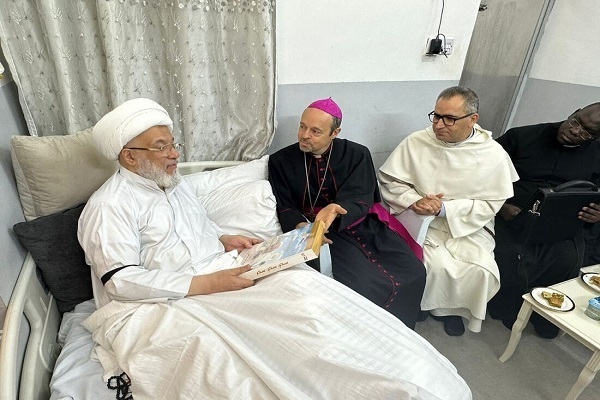 Vatican delegation meets Sheikh Abdul Mahdi al-Karbalayi in his home in Karbala