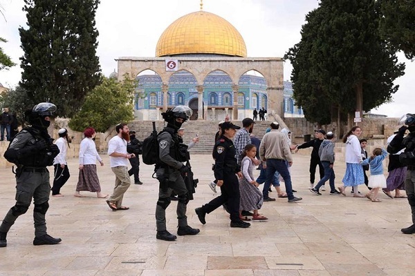 Zionist settlers storm al-Aqsa Mosque