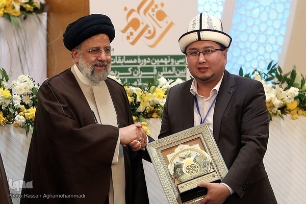 Mohammadyar Qurbanbeyk receives his award from Iranian President Ebrahim Raeisi