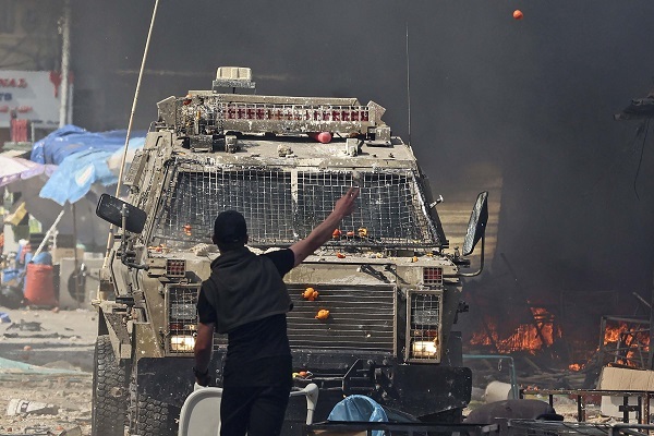 Palestinian boy confronting Israeli regime forces in Nablus