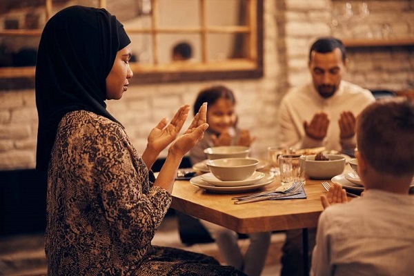 Muslim family in US breaking fast