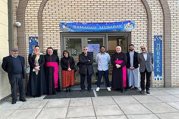 British Archbishop Breaks Fast at York Mosque  