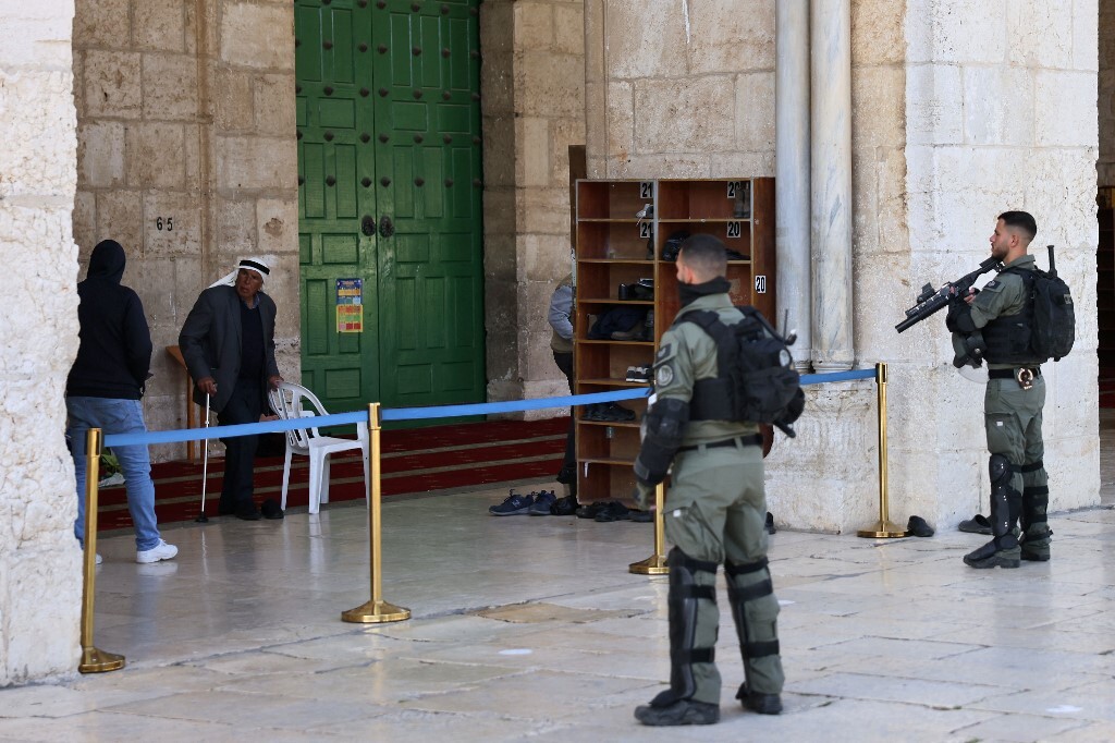 Israeli Forces Raid Al-Aqsa Mosque, Violently Remove Peaceful Worshippers