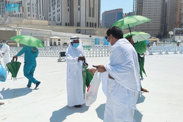 Umbrellas Given Out to Worshippers at Mecca Grand Mosque