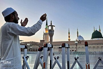 Pilgrims Bid Farewell to Prophet’s Mosque before Leaving for Mecca