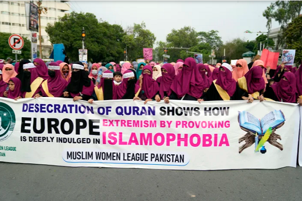 Rally in Pakistan against Quran desecration in Europe