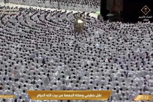 Mecca Imam Unable to Continue Friday Prayer Due to Fatigue (+Video)