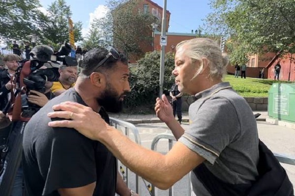 Man protests Quran burning