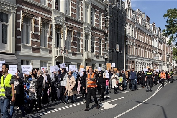 Muslims in Netherlands protest Quran desecrations  