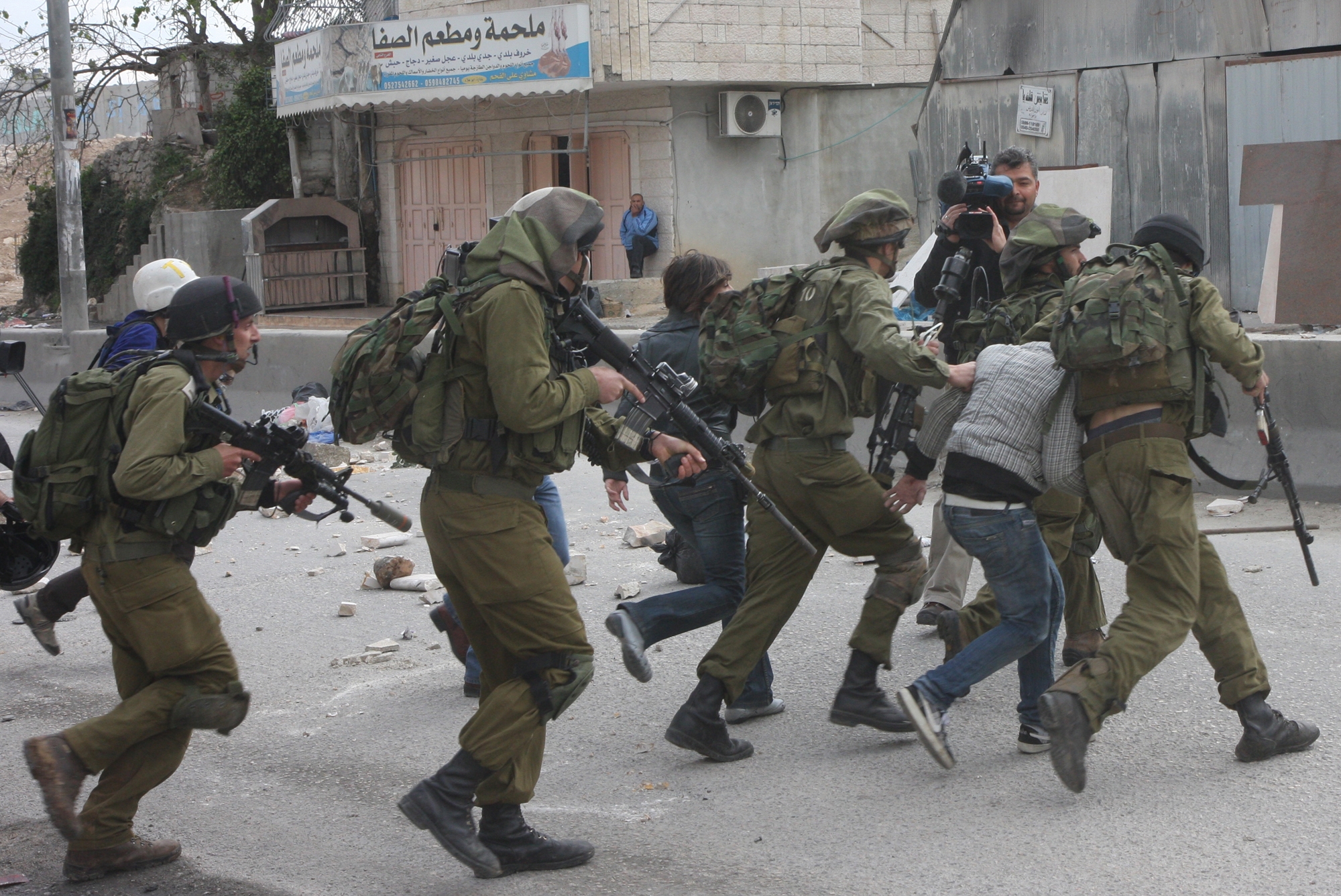 Israeli Forces Detain over 35 Palestinians in West Bank