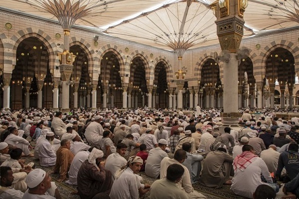 Worshippers at Prophet's Mosque in Medina