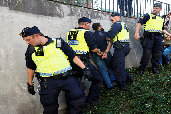 Swedish police confronting those protesting Quran desecration